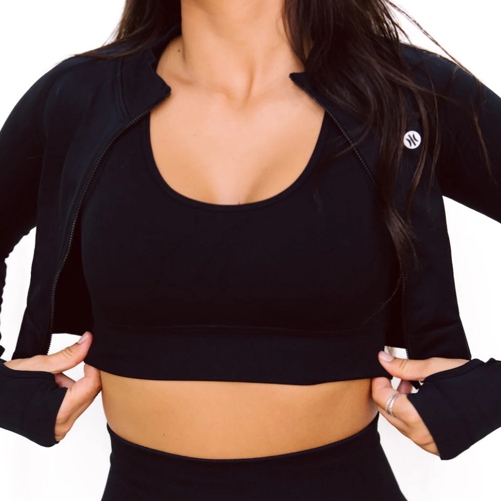 Astoria Active Wear - NEW Crop Top with Key Hole Sleeves - Small